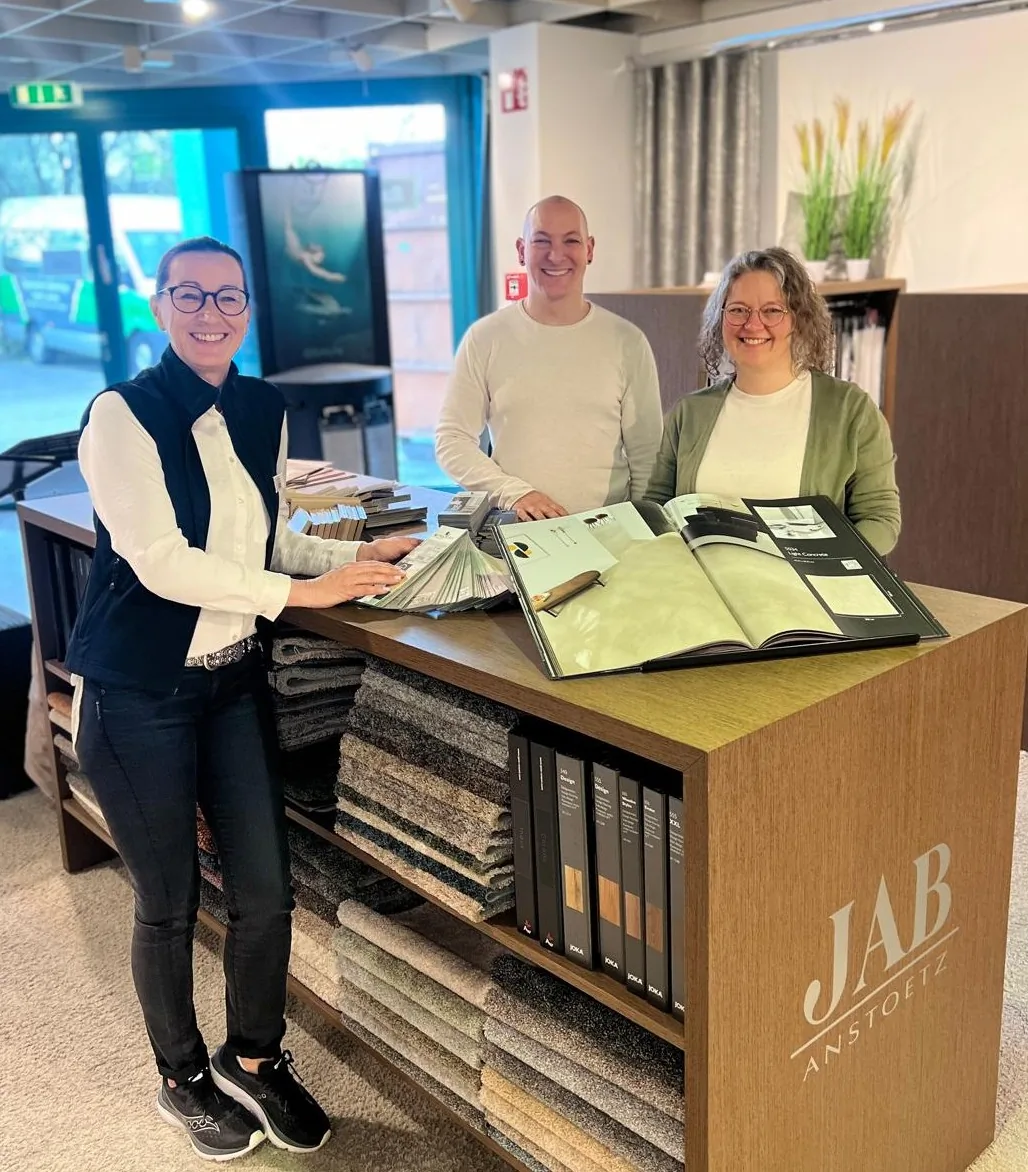 Benjamin Konrad mit Team von Raumtex